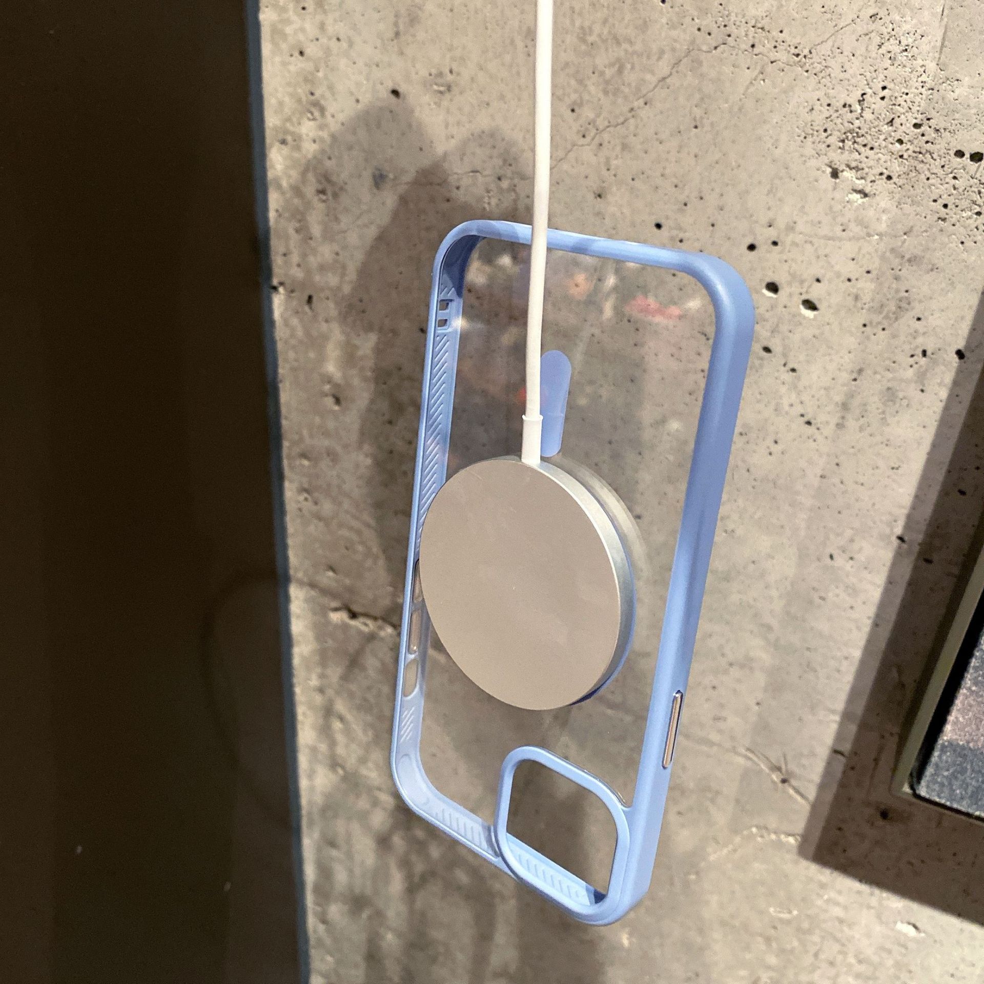 Phone Case transparente de acrílico con carga MagSafe, perfecta para proteger tu teléfono.