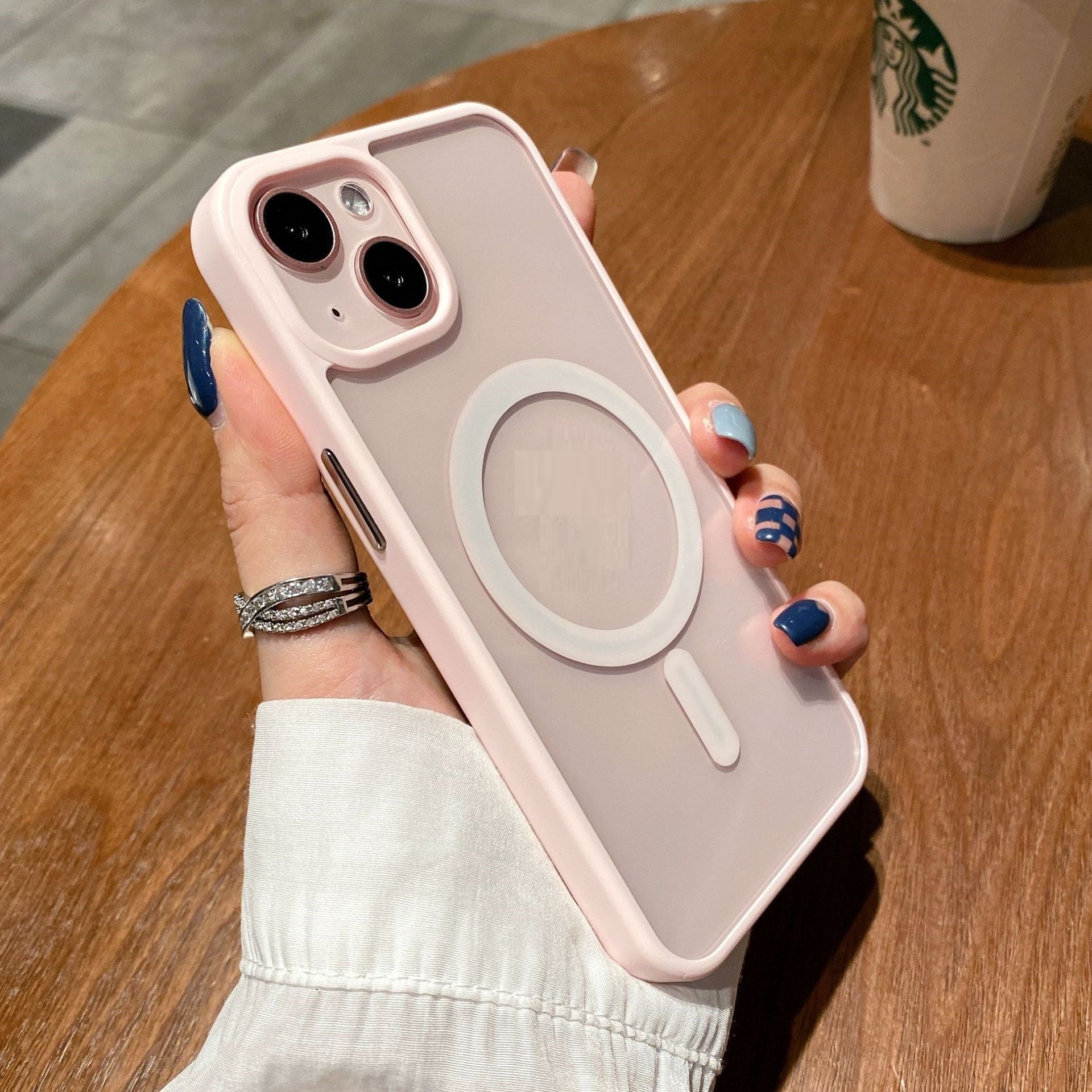 Phone Case transparente de acrílico MagSafe en mano, ideal para seguridad y estilo.